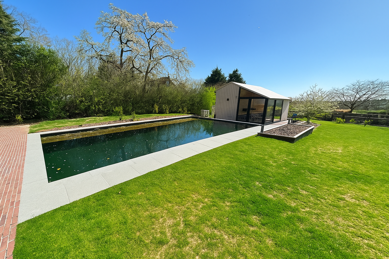 Poolhouse op een helling