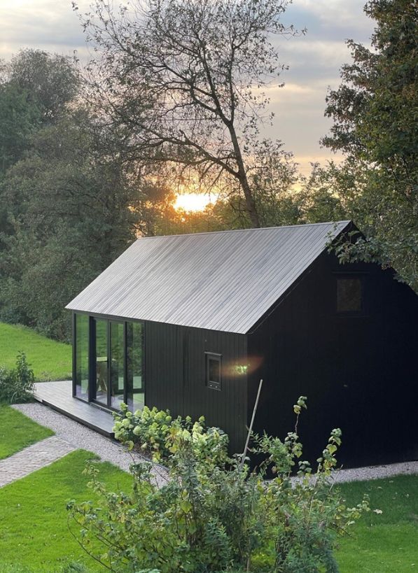 zwart-tuingebouw-zadeldak zwart modern tuingebouw met zadeldak